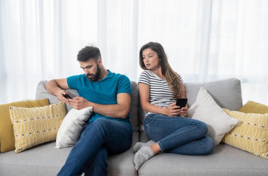 Nő nézi a férfi telefonját